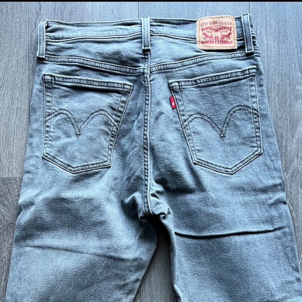 Levi’s Size 29 - wedgie straight
